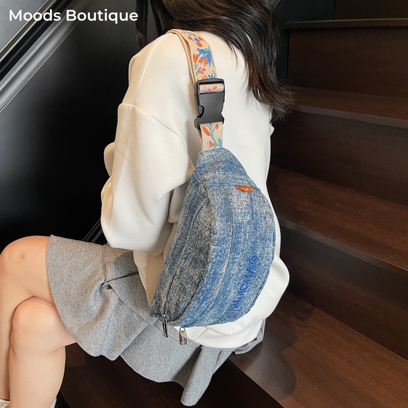 Women Bags Trend 2025 - حقائب الصدر الزرقاء من قماش الدنيم