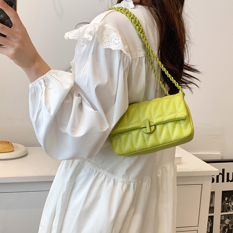 حقائب كروس بخيوط مطرزة للنساء  - مراجعة Women Bags Trend 2025 وسعره